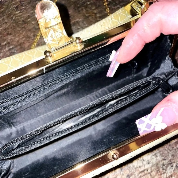 CIELO SATIN SWAROVSKI QUILT STICH EVENING BAG CHAMPAGNE AND GOLD - Picture 10 of 10